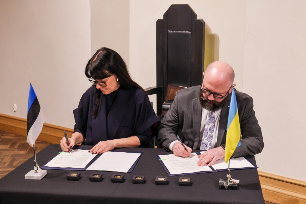 Kultuuriminister Heidy Purga ja Ukraina suursaadik Maksõm Kononenko allkirjastamas arheoloogiste leidude üleandmise lepingut